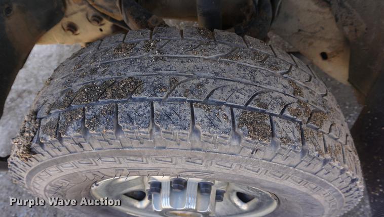 image for item DE3275 2003 Chevrolet Silverado 2500HD Ext. Cab flatbed pickup truck