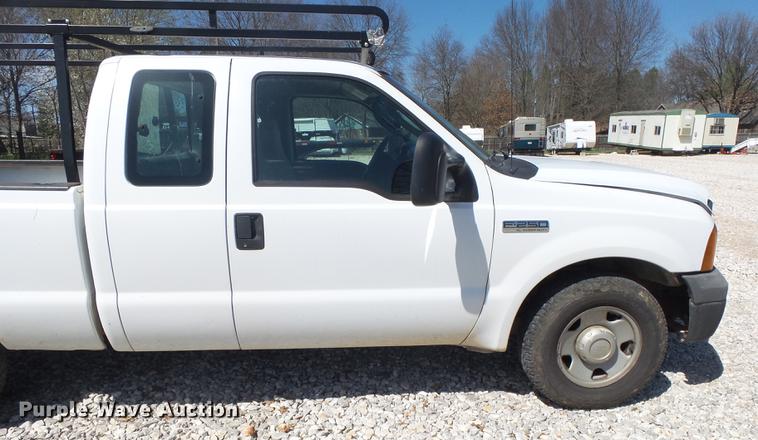 image for item DE3601 2006 Ford F250 Super Duty XL SuperCab pickup truck