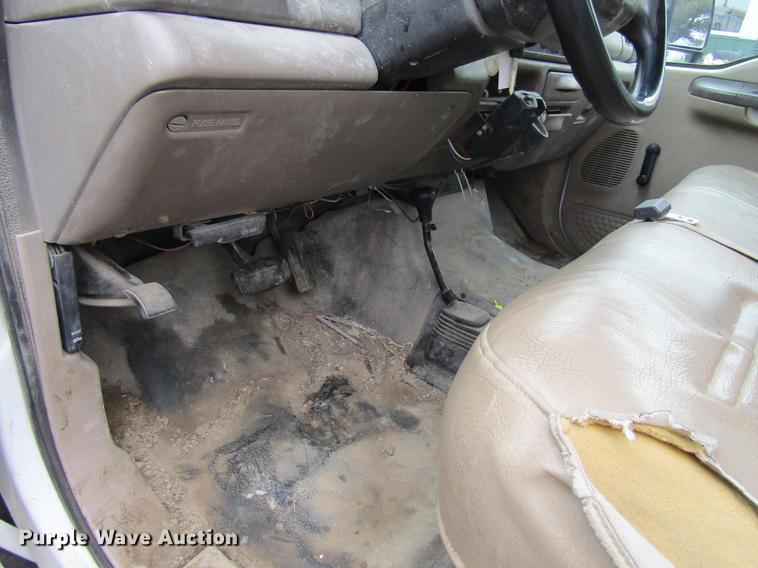 image for item DF3757 2000 Ford F350 Super Duty SuperCab utility bed pickup truck