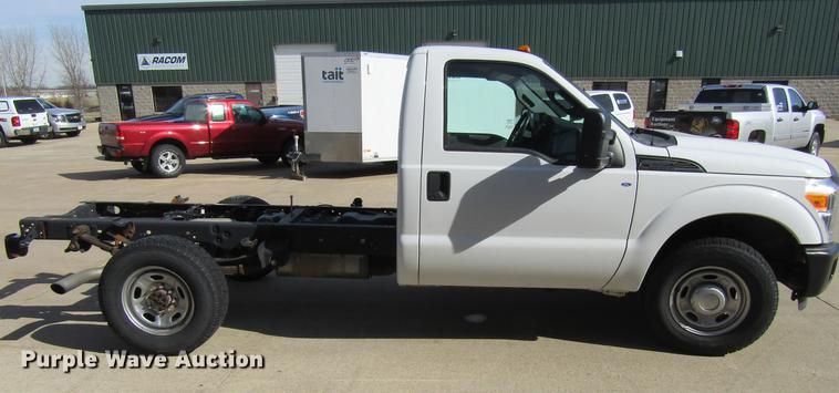 image for item DF3769 2012 Ford F350 pickup truck cab and chassis