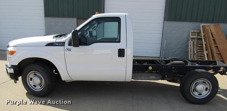 image for item DF3769 2012 Ford F350 pickup truck cab and chassis