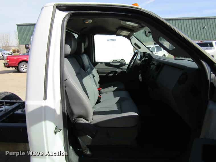 image for item DF3769 2012 Ford F350 pickup truck cab and chassis