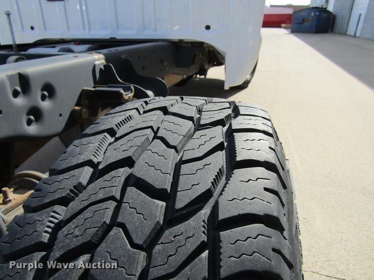 image for item DF3769 2012 Ford F350 pickup truck cab and chassis