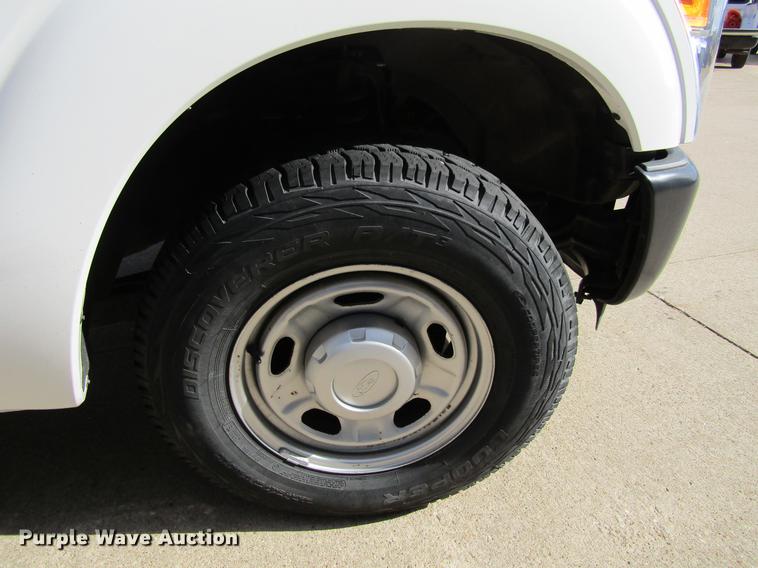 image for item DF3769 2012 Ford F350 pickup truck cab and chassis