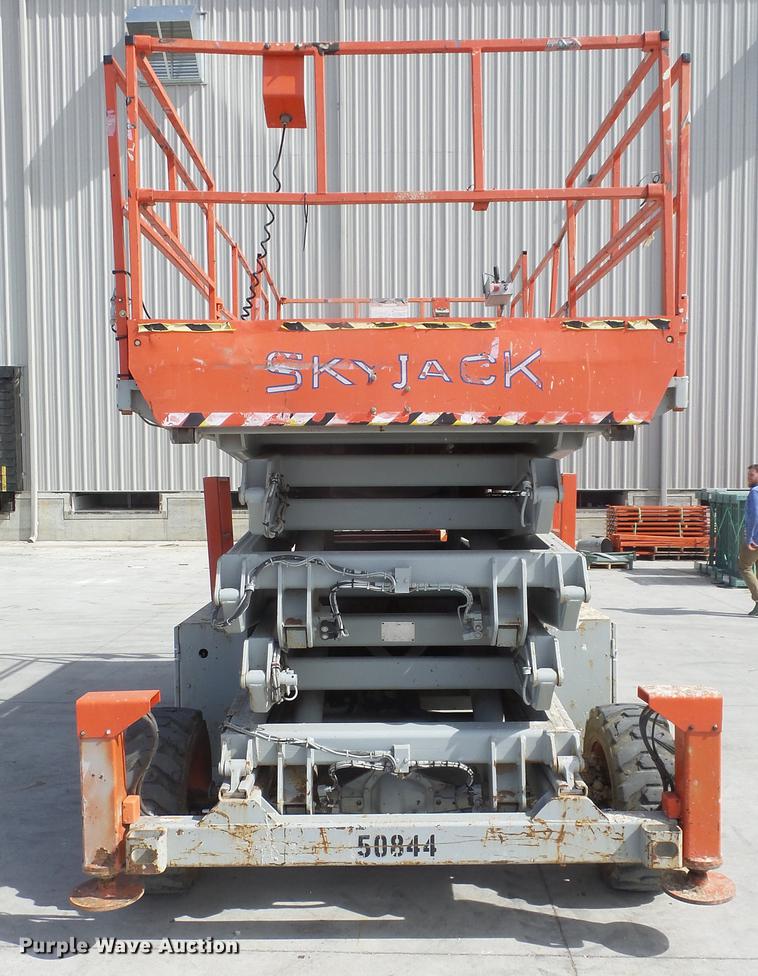 image for item EA9888 Skyjack SJ9250 scissor lift