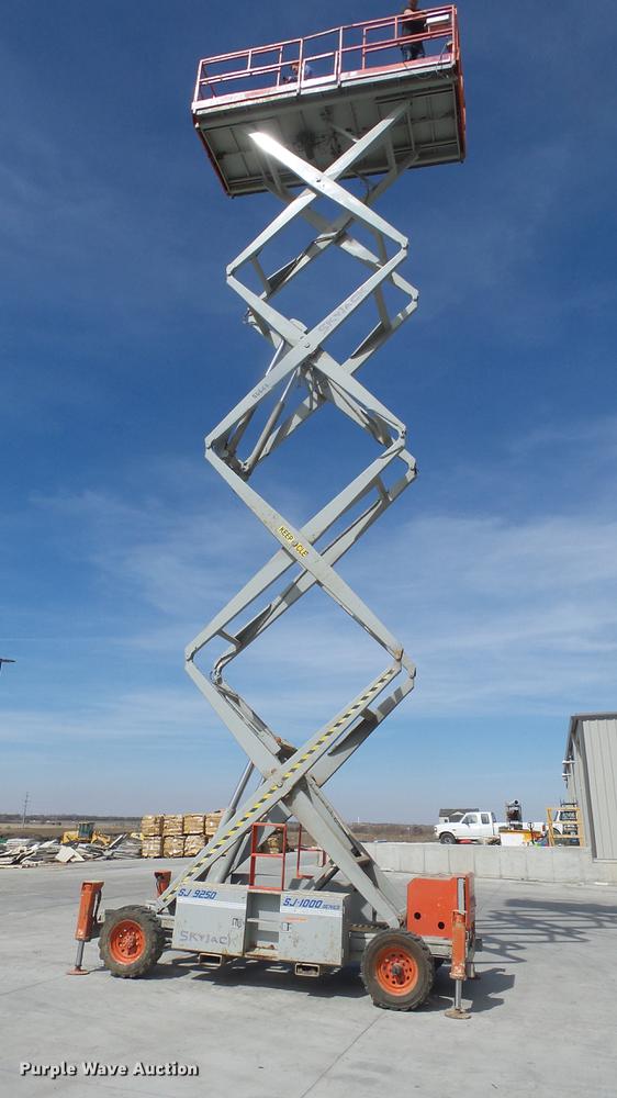 image for item EA9888 Skyjack SJ9250 scissor lift