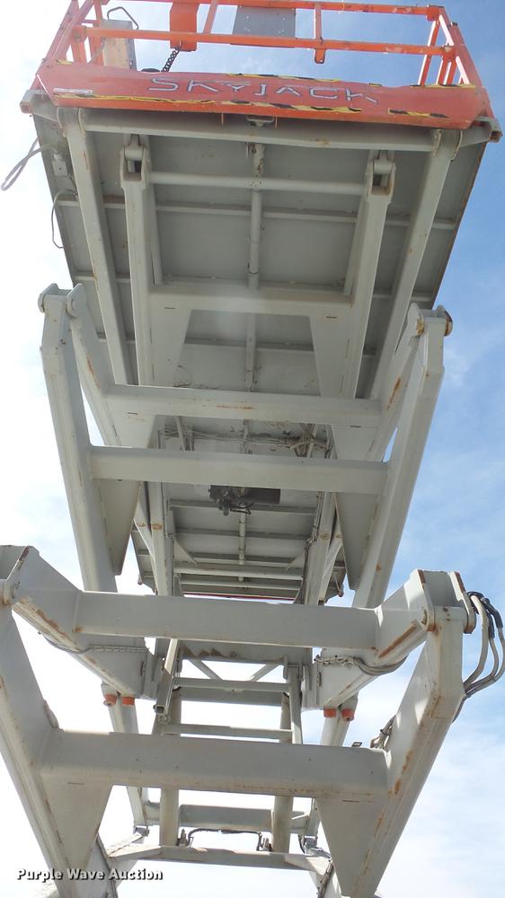 image for item EA9888 Skyjack SJ9250 scissor lift
