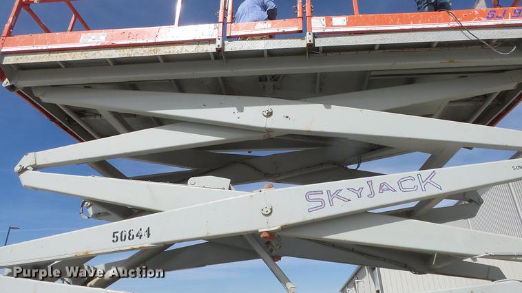 image for item EA9888 Skyjack SJ9250 scissor lift