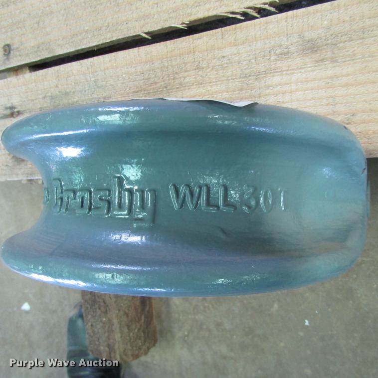 image for item EB9535 Crosby shackles