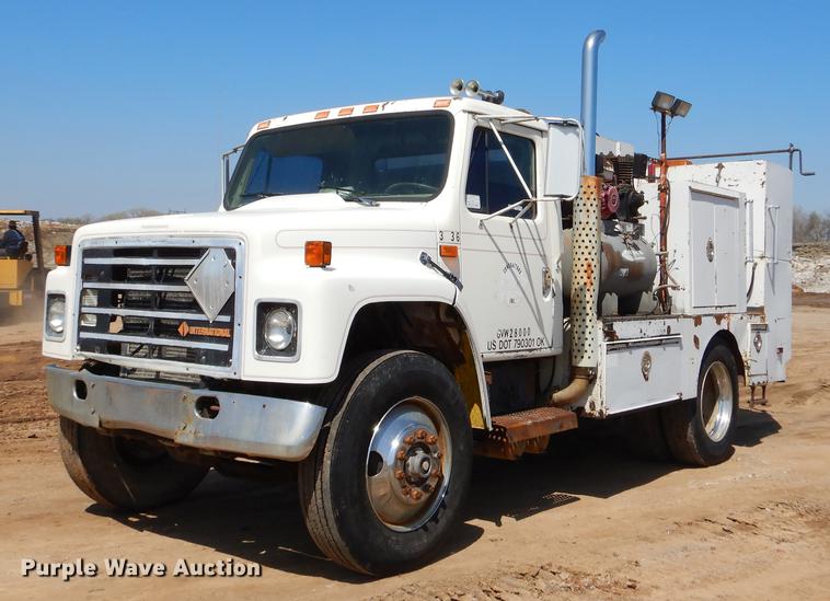 image for item EJ9902 1989 International 1955 service truck