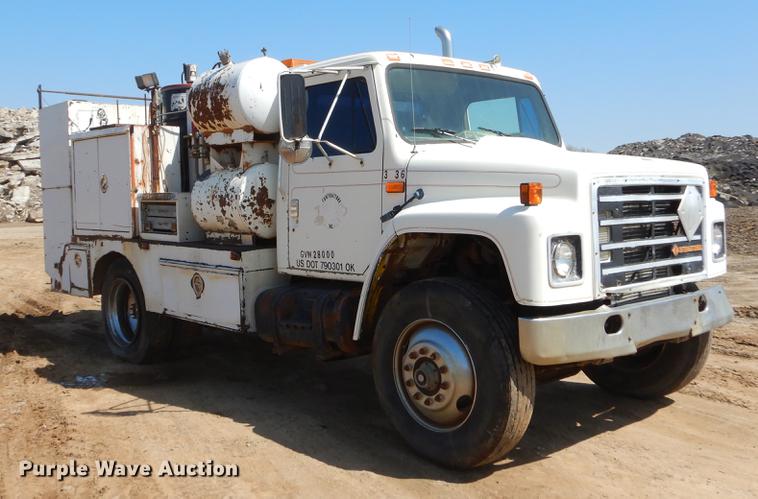 image for item EJ9902 1989 International 1955 service truck