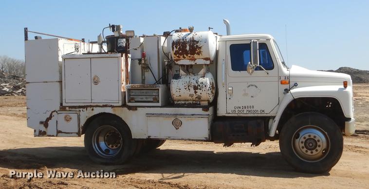 image for item EJ9902 1989 International 1955 service truck