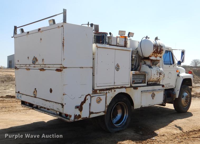 image for item EJ9902 1989 International 1955 service truck