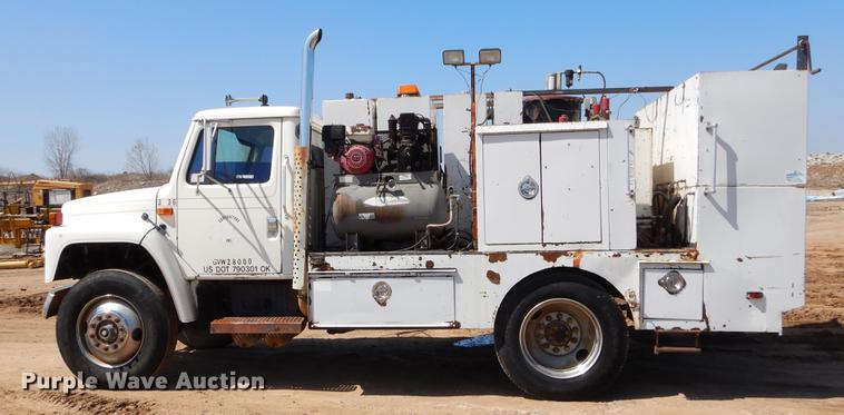 image for item EJ9902 1989 International 1955 service truck