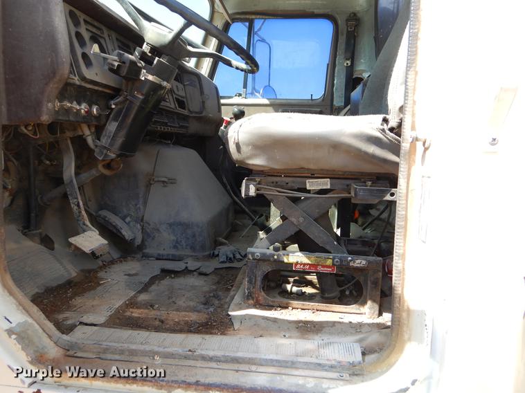 image for item EJ9902 1989 International 1955 service truck