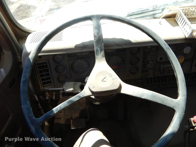 image for item EJ9902 1989 International 1955 service truck