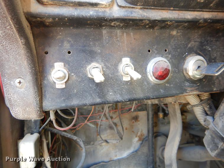 image for item EJ9902 1989 International 1955 service truck