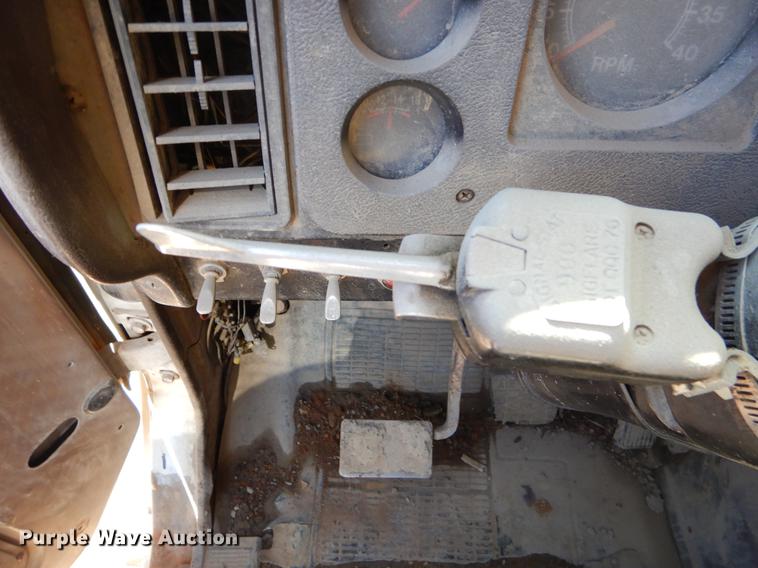 image for item EJ9902 1989 International 1955 service truck