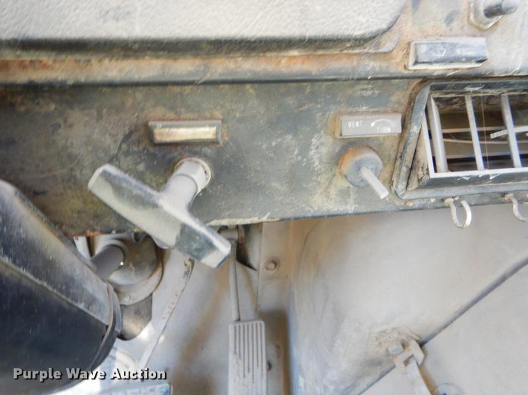 image for item EJ9902 1989 International 1955 service truck