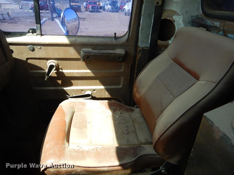 image for item EJ9902 1989 International 1955 service truck