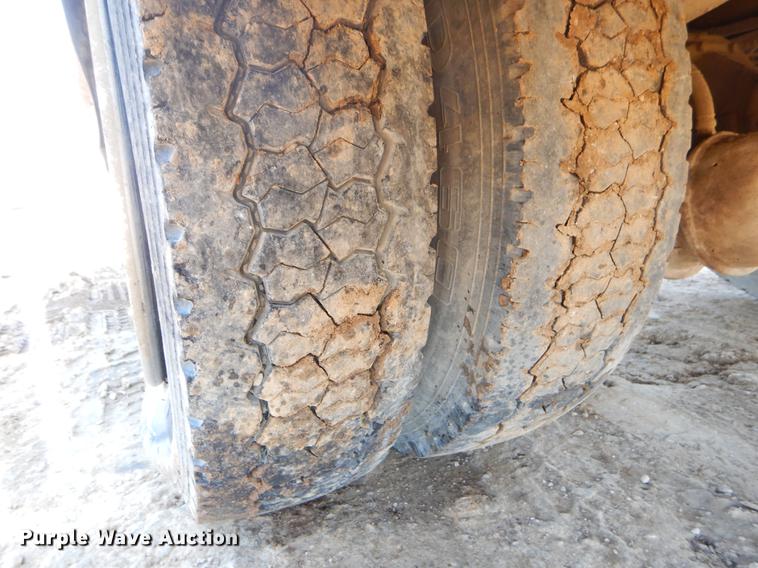 image for item EJ9902 1989 International 1955 service truck