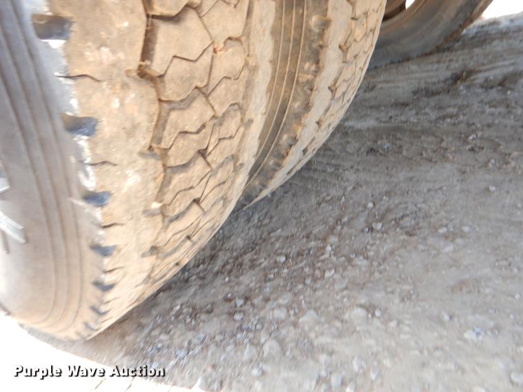 image for item EJ9902 1989 International 1955 service truck