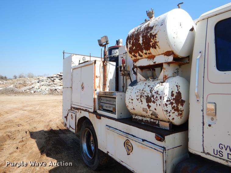 image for item EJ9902 1989 International 1955 service truck