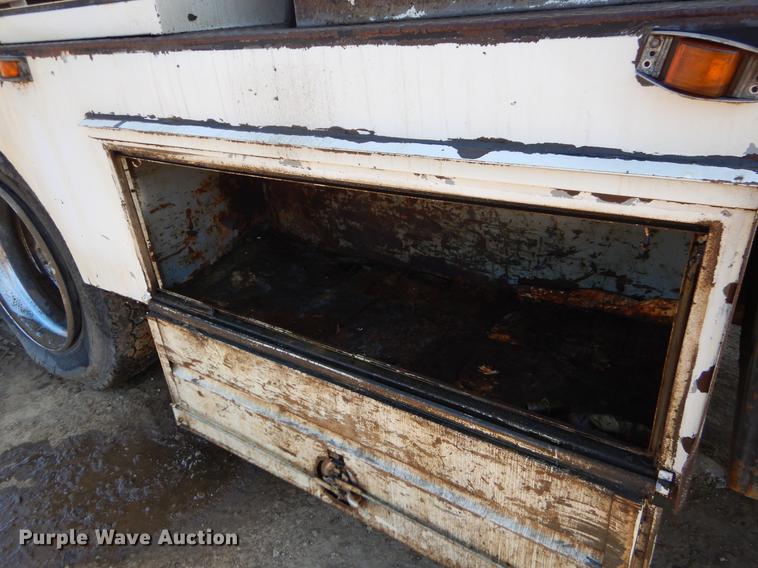 image for item EJ9902 1989 International 1955 service truck