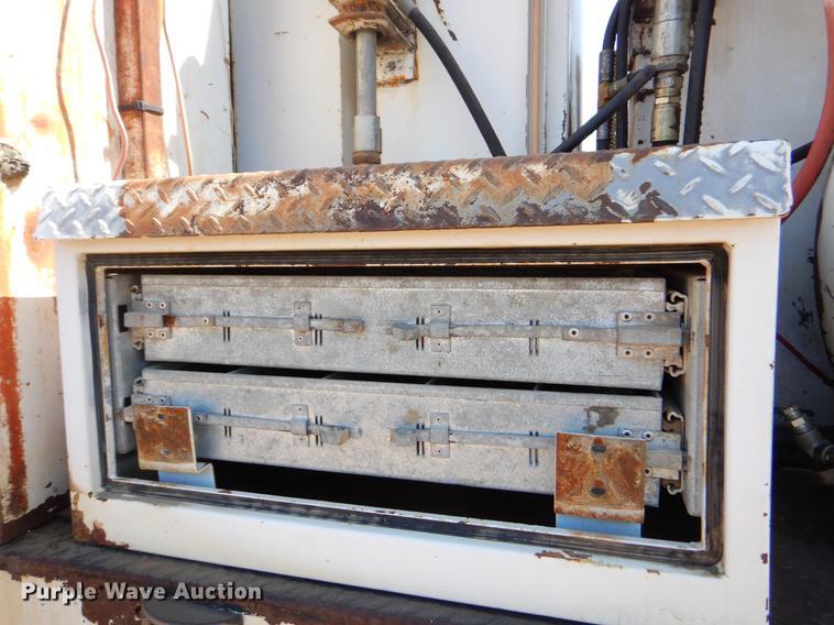 image for item EJ9902 1989 International 1955 service truck