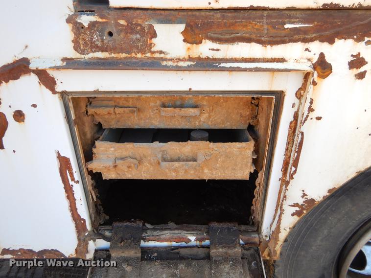 image for item EJ9902 1989 International 1955 service truck