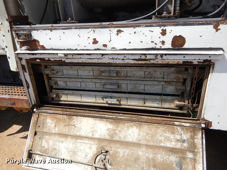 image for item EJ9902 1989 International 1955 service truck