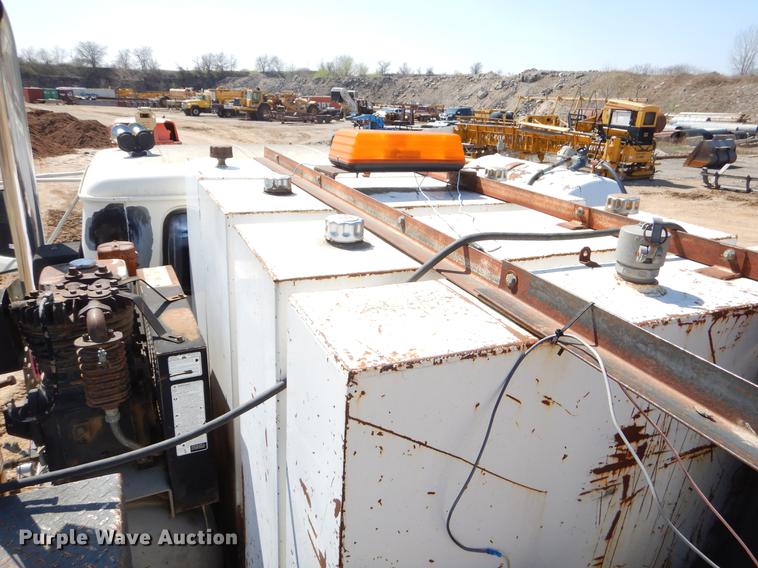 image for item EJ9902 1989 International 1955 service truck