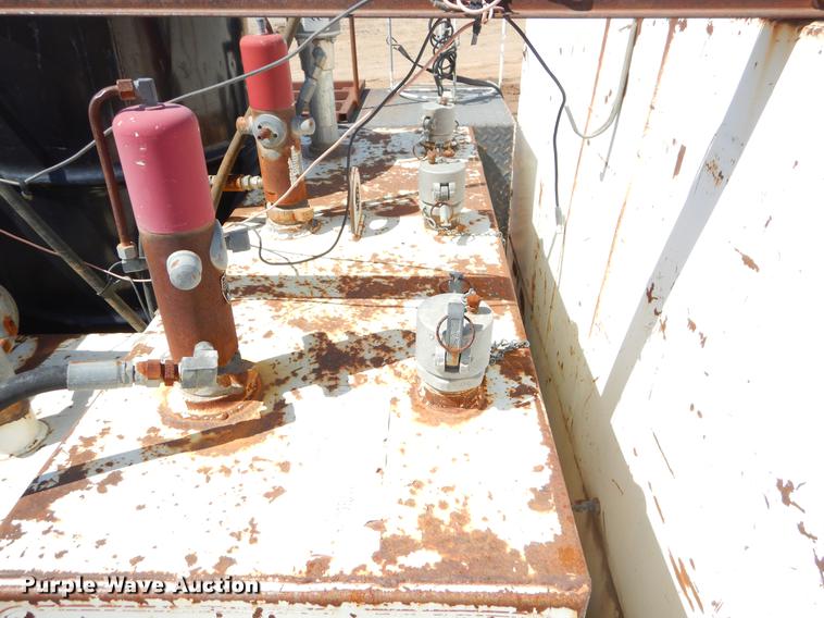 image for item EJ9902 1989 International 1955 service truck