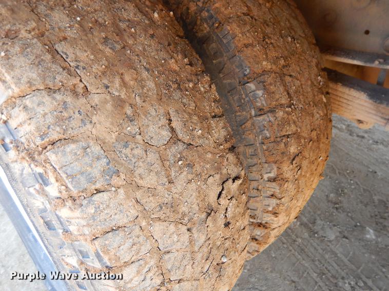 image for item EJ9905 2011 Ford F350 Super Duty SuperCab flatbed pickup truck