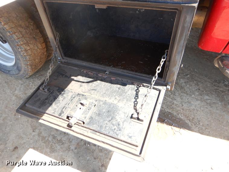 image for item EJ9905 2011 Ford F350 Super Duty SuperCab flatbed pickup truck