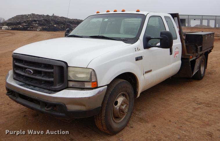image for item EJ9915 2004 Ford F350 Super Duty SuperCab flatbed pickup truck