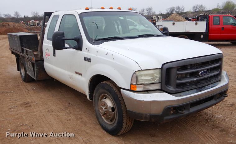 image for item EJ9915 2004 Ford F350 Super Duty SuperCab flatbed pickup truck