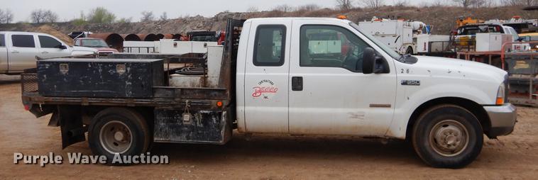 image for item EJ9915 2004 Ford F350 Super Duty SuperCab flatbed pickup truck