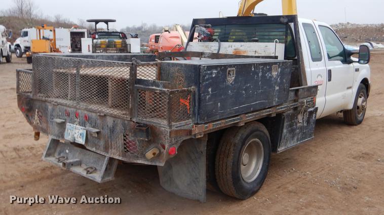 image for item EJ9915 2004 Ford F350 Super Duty SuperCab flatbed pickup truck