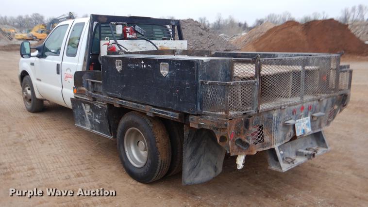 image for item EJ9915 2004 Ford F350 Super Duty SuperCab flatbed pickup truck
