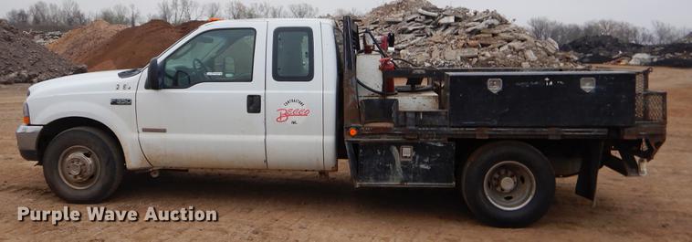image for item EJ9915 2004 Ford F350 Super Duty SuperCab flatbed pickup truck