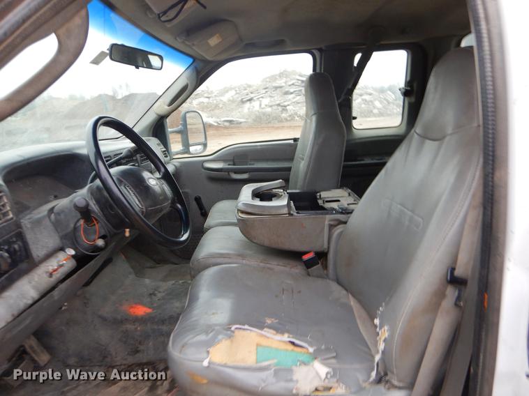 image for item EJ9915 2004 Ford F350 Super Duty SuperCab flatbed pickup truck