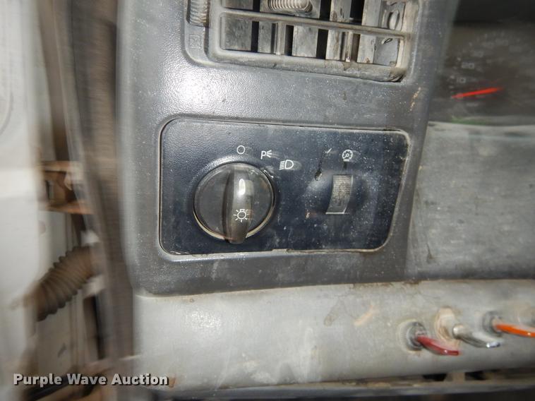 image for item EJ9915 2004 Ford F350 Super Duty SuperCab flatbed pickup truck