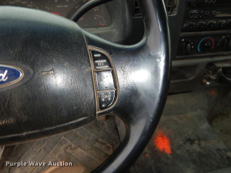 image for item EJ9915 2004 Ford F350 Super Duty SuperCab flatbed pickup truck