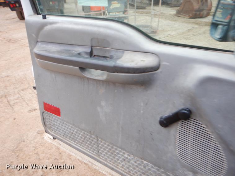 image for item EJ9915 2004 Ford F350 Super Duty SuperCab flatbed pickup truck