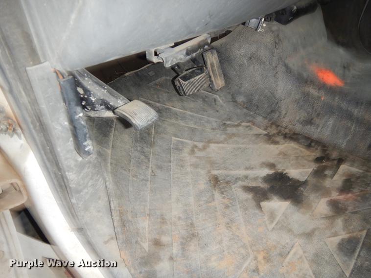 image for item EJ9915 2004 Ford F350 Super Duty SuperCab flatbed pickup truck