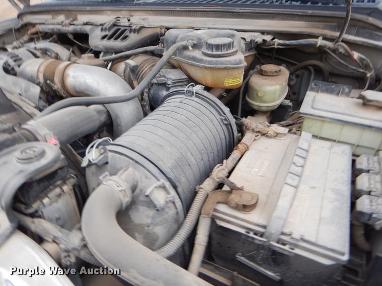 image for item EJ9915 2004 Ford F350 Super Duty SuperCab flatbed pickup truck