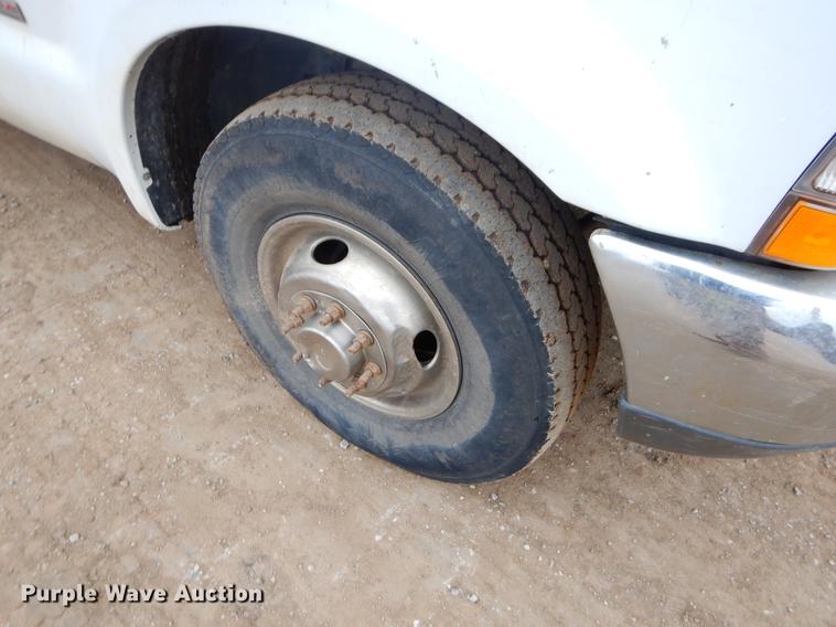 image for item EJ9915 2004 Ford F350 Super Duty SuperCab flatbed pickup truck