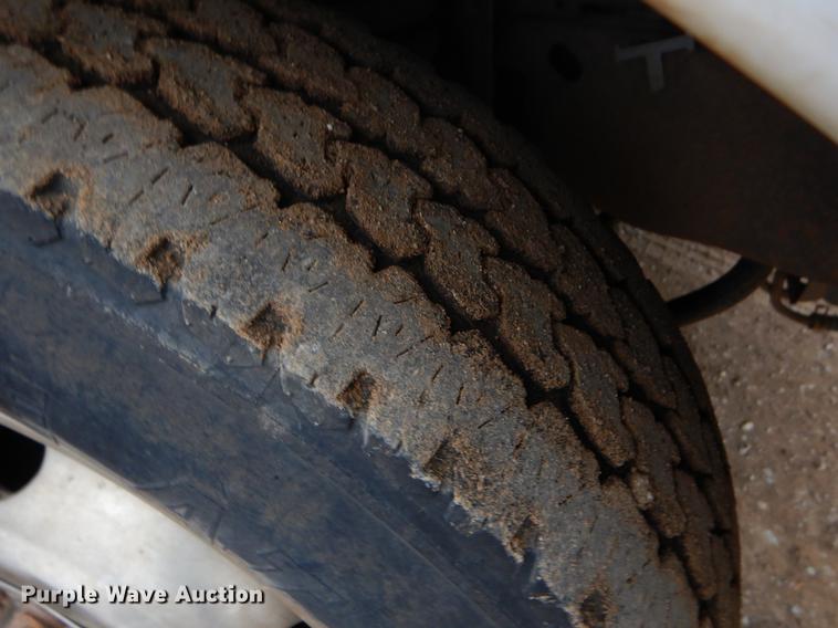 image for item EJ9915 2004 Ford F350 Super Duty SuperCab flatbed pickup truck