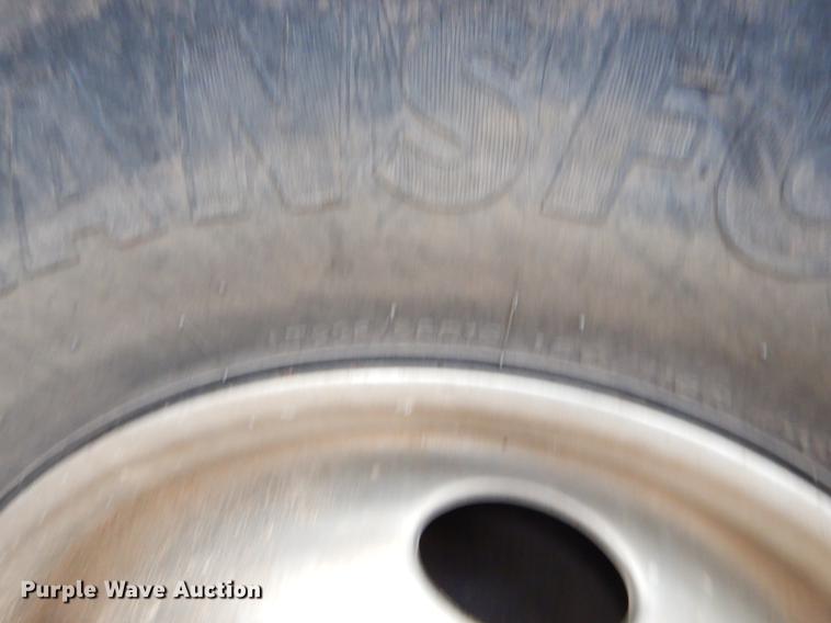 image for item EJ9915 2004 Ford F350 Super Duty SuperCab flatbed pickup truck